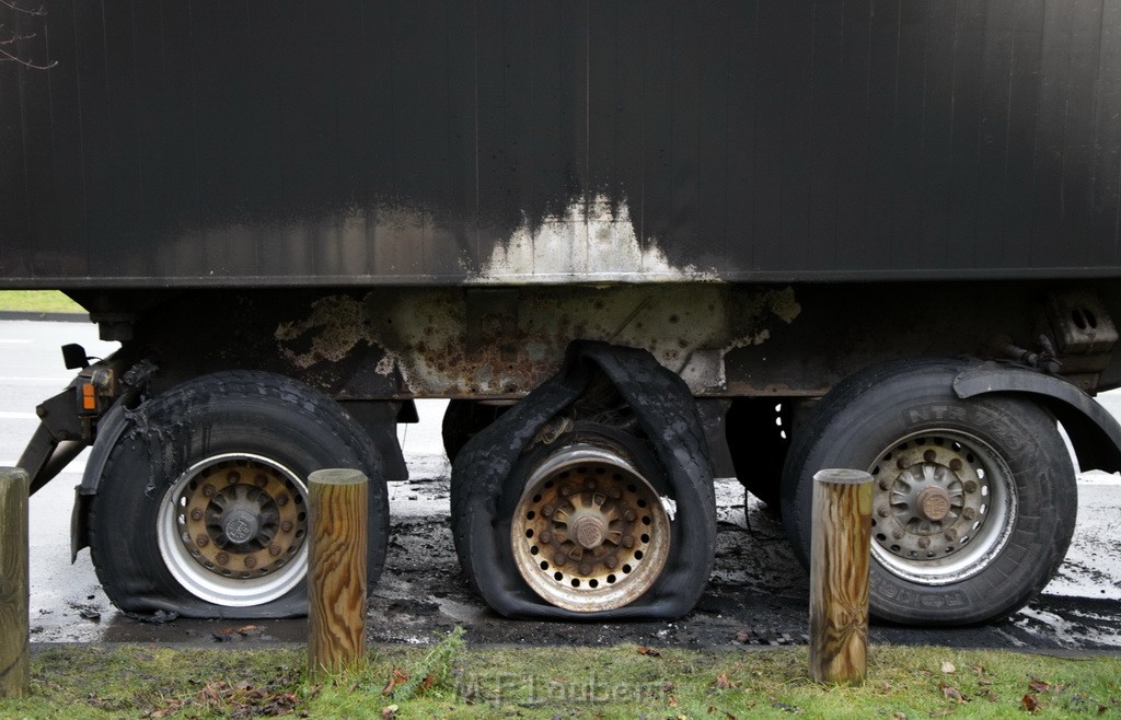 Auto 1 Reifenbrand LKW Koeln Porz Gremberghoven Ratherstr P15.JPG - Miklos Laubert